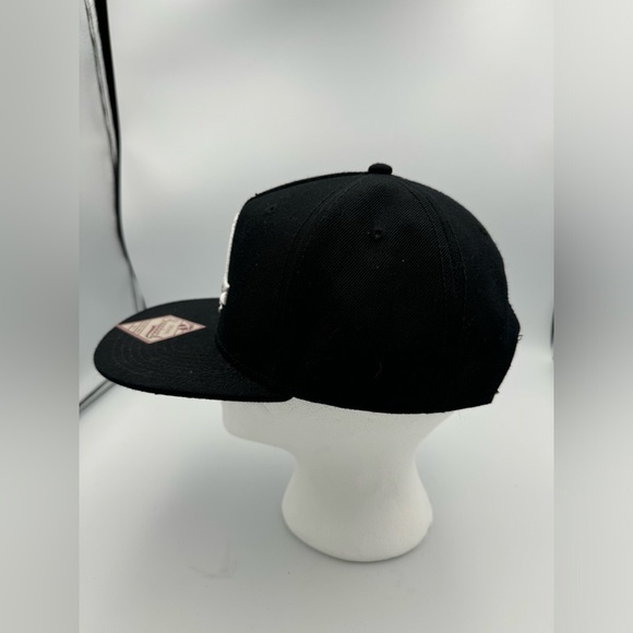 Assassin's Creed black and white snapback hat snapback - Picture 4 of 5